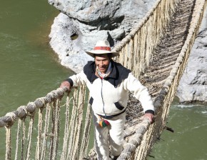 Victoriano Arizapana Huayhua crosses the Apurímac river on the Q'eswachaka bridge. Photo by Jeremy Cornejo Moscoso
