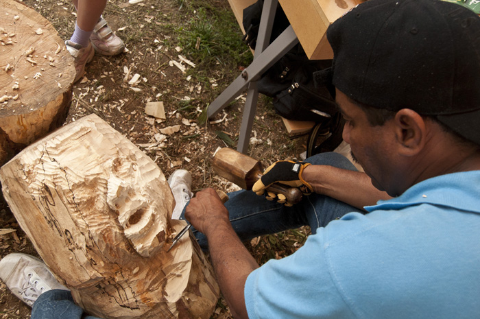 Tobías “Totón” Herrera Turizo, religious art sculptor from Mompox, demonstrates wood carving.