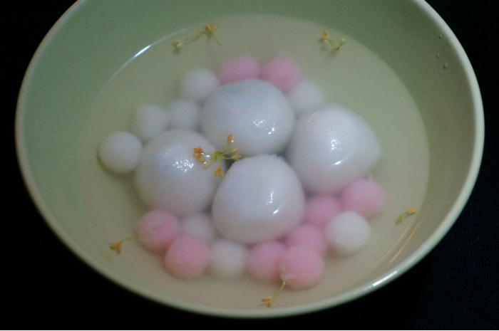 Glutinous rice balls with fresh osmanthus flowers.