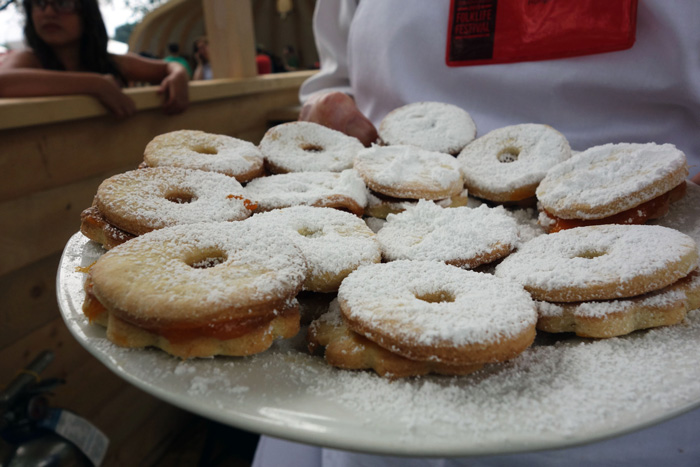 Delicious Hungarian vanilla wreaths with apricot jam, dusted with sugar. Photo by Lili A. Kocsis