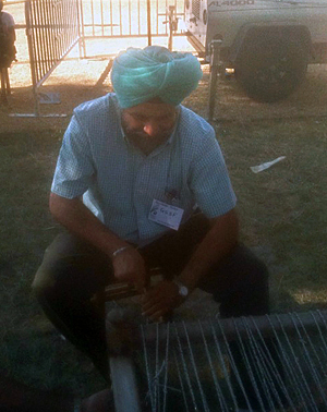 Arvinder Singh repairs a bann de manja