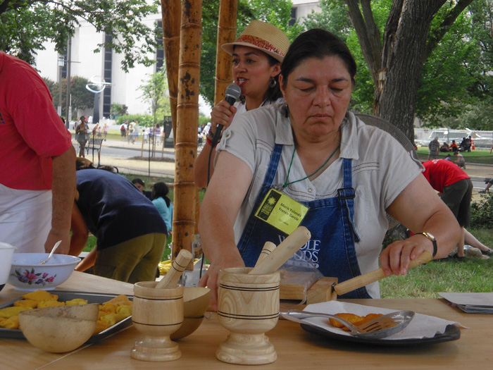 María Yolanda fries the empanadas.