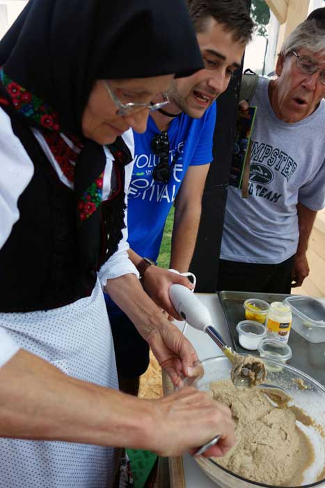 Zsuzsanna Zsoldos of Transylvania prepares the vinetta. Photo by Lili A. Kocsis