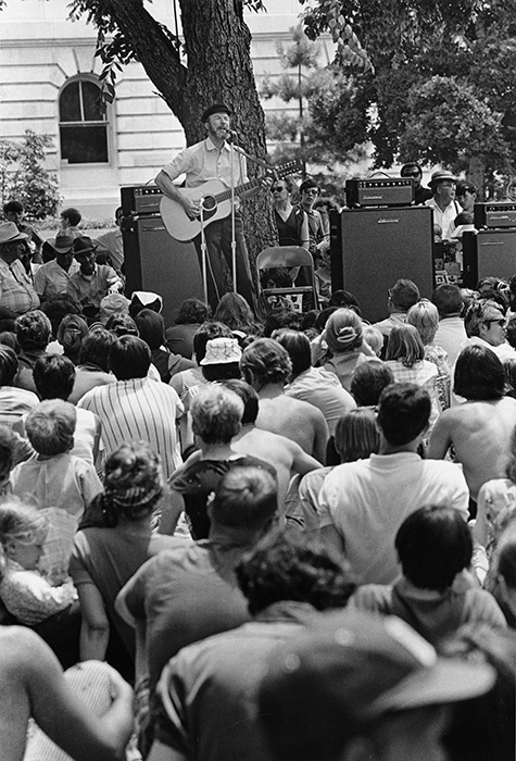 Pete Seeger performs at the 1970 Festival of American Folklife. Photo by Bill Pierce, Ralph Rinzler Archives and Collections, Smithsonian Institution