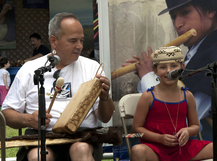 Bud Lane and his granddaughter, Halli Chaabayu Lane-Skauge, teach visitors Siletz Dee-ni words and phrases. Photo by Jennifer Graham, Ralph Rinzler Folklife Archives