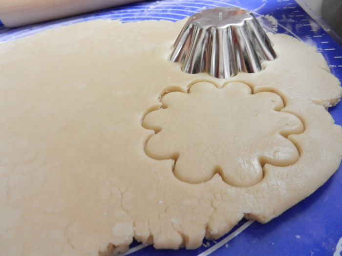 Cutting dough with egg tart pan.