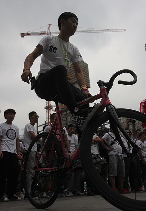 Fixed-gear rider at 2012 Hangzhou Heroes Alleycat.