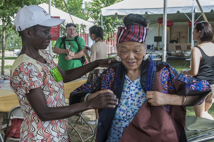 A Luo potter and a Miao embroiderer share a moment.