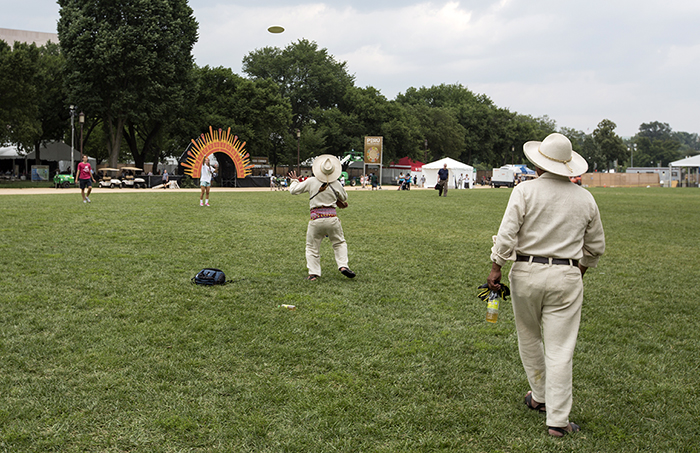 Q’eswachaka bridge builders joined a game of Frisbee on the National Mall. Photo by Francisco Guerra, Ralph Rinzler Folklife Archives