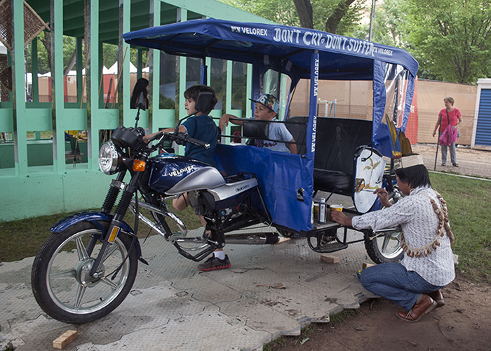 Brus Rubio began painting the mototaxi with a tropical scene. Photo by J.B. Weilepp, Ralph Rinzler Folklife Archives