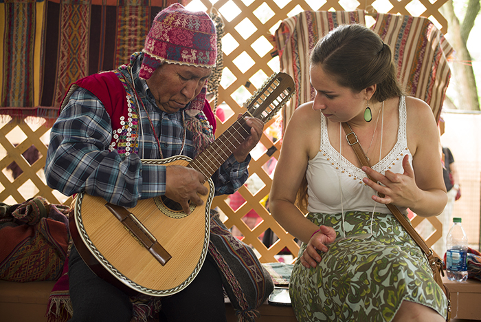 Weaver Timoteo Ccarita gave a bandurria lesson to presenter Violet Cavicchi. Photo by Vivianne Peckham, Ralph Rinzler Folklife Archives