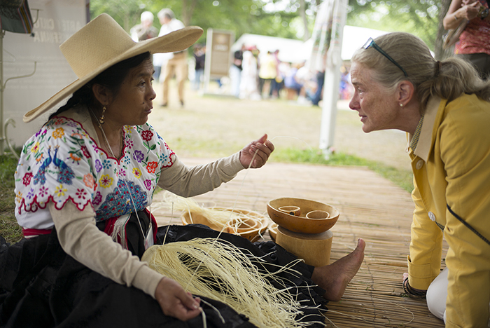 Hat weaver Margarita Guzmán explained her technique to visitors in the Marinera tent. Photo by Vivianne Peckham, Ralph Rinzler Folklife Archives
