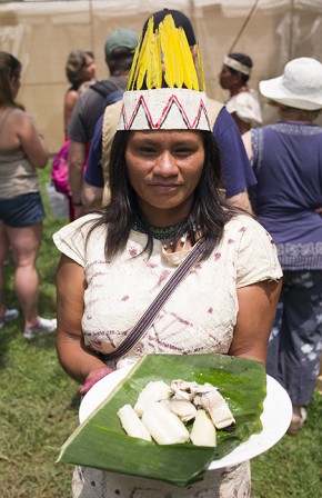 Odette Marlid Ramos shows off the patarshka fish dish she prepared in El Fogón. Photo by Vivianne Peckham, Ralph Rinzler Folklife Archives