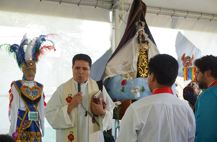 Father Evelio performs a homily in the Fiesta de la Virgen del Carmen tent at the Festival. Photo by Xóchitl Chávez