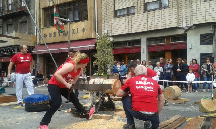 In <em>tronzta</em> (sawing) a two-person team cuts 10 or 22 sections of wood. Photo courtesy of Batirtze Izpizua
