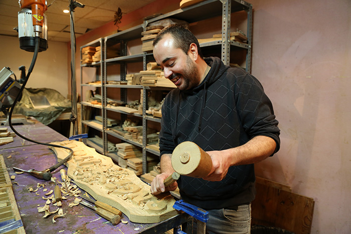 Gorka Garote carves a piece in his woodworking studio. Photo by Cristina Díaz-Carrera 