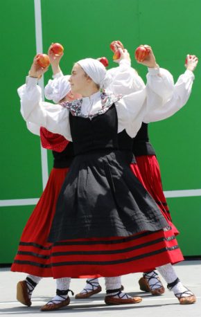 Women of the Oinkari perfomring a Harvest Dance celebrating the apple harvesting season, in the frontoia on the National Mall in 2016. Photo by SarahVictoria Rosemann