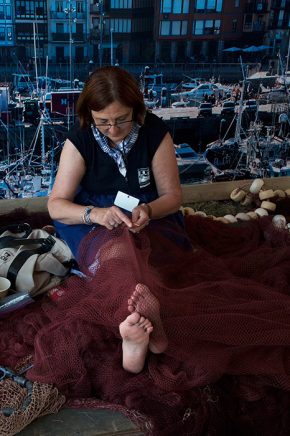 Maria Elena Garate Astralaga is a saregilea (net mender), with the skills to stitch and knit yards and yards of fishing net. Photo by Hank Douglas, Ralph Rinzler Folklife Archives