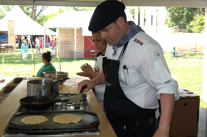 Chef Igor Ozamiz Goiriena cooks talo bread on a hotplate. Photo by Joe Furgal, Ralph Rinzler Folklife Archives