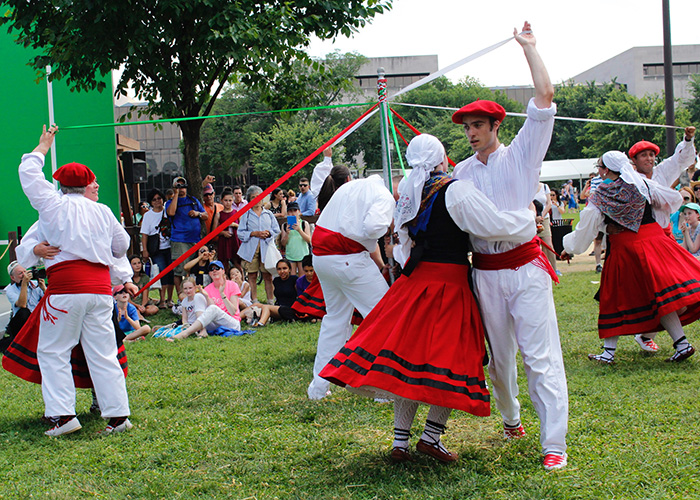 Utah'Ko Triskalariak demonstrates the Basque version of the maypole dance. Photo by SarahVictoria Rosemann
