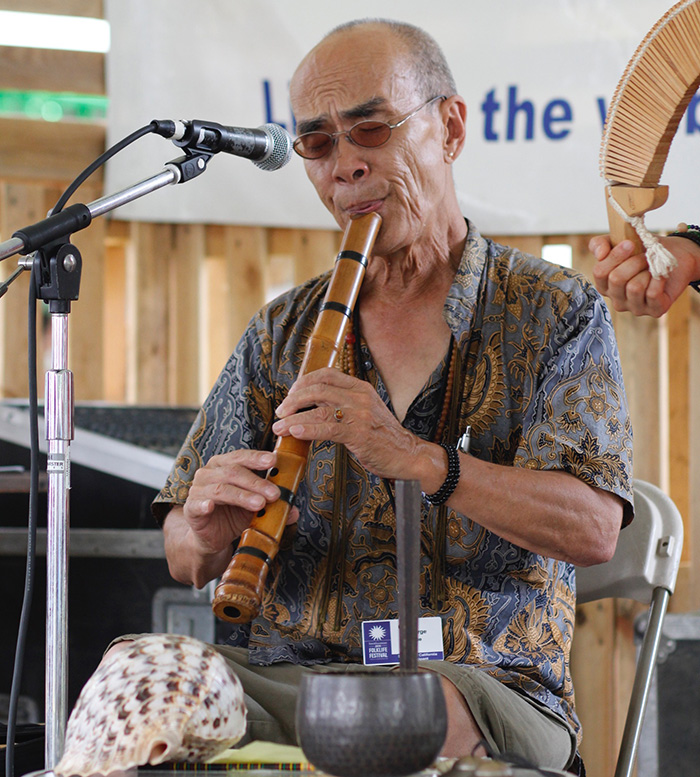 Abe demonstrates the Japanese instrument <em srcset=