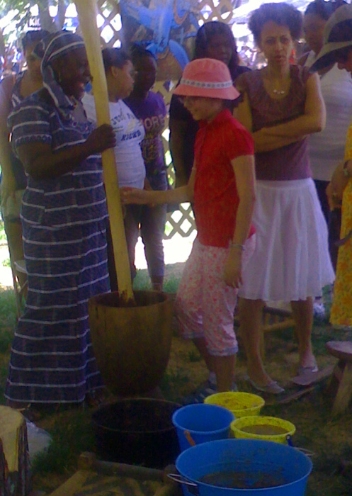 Braimah Shietu of Damongo, Ghana, enlists the help of a Festival visitor